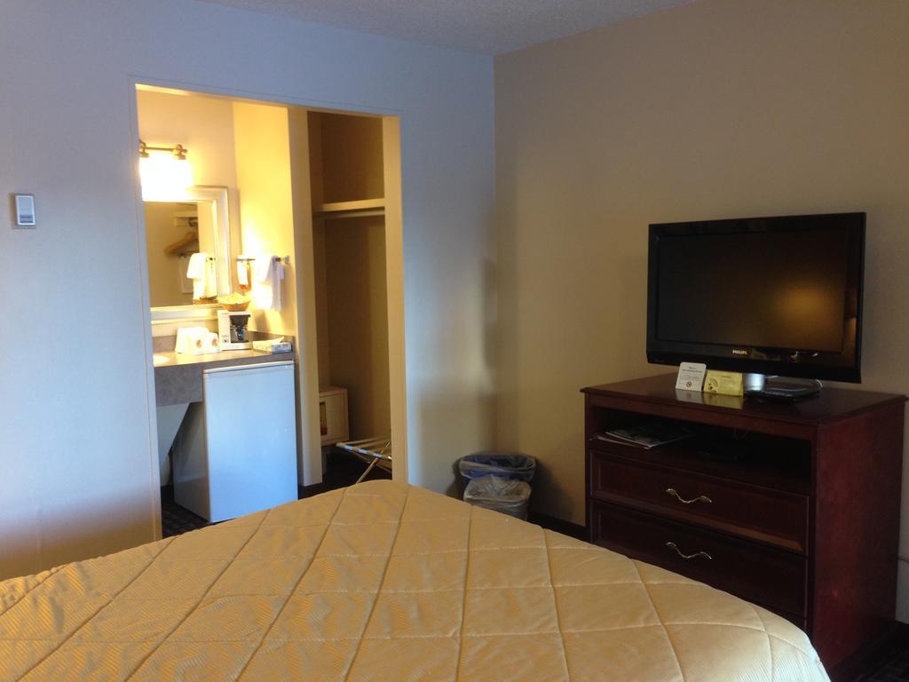Super 8 Calgary Village YYC Exterior foto