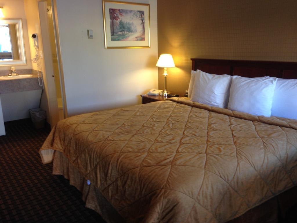 Super 8 Calgary Village YYC Exterior foto