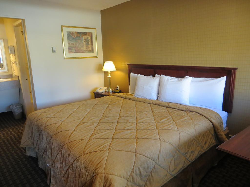 Super 8 Calgary Village YYC Exterior foto